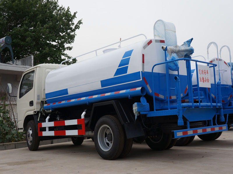 4X2 Dongfeng 5000 Liters Water Trucks