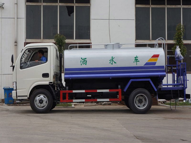 4X2 Dongfeng 5000 Liters Water Trucks