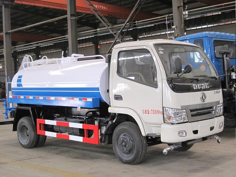 4X2 Dongfeng 5000Liters Water Truck