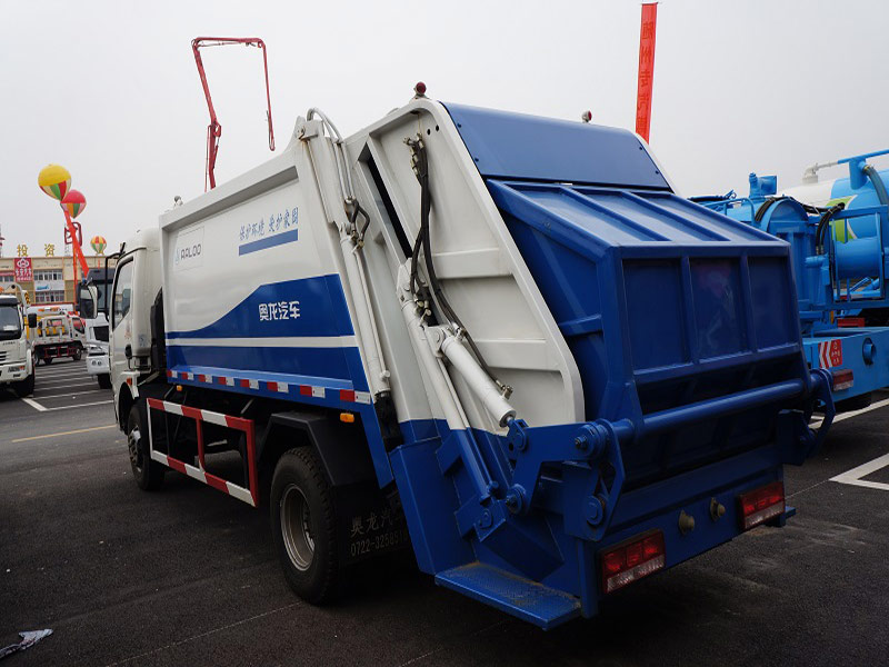 4X2 Dongfeng 5m3 Docking Garbage Trucks