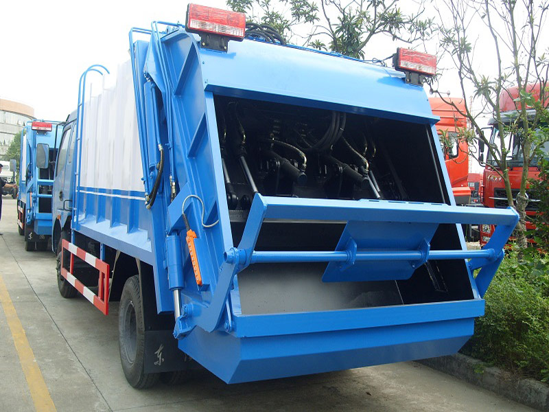 4X2 Dongfeng 5m3 Docking Garbage Trucks