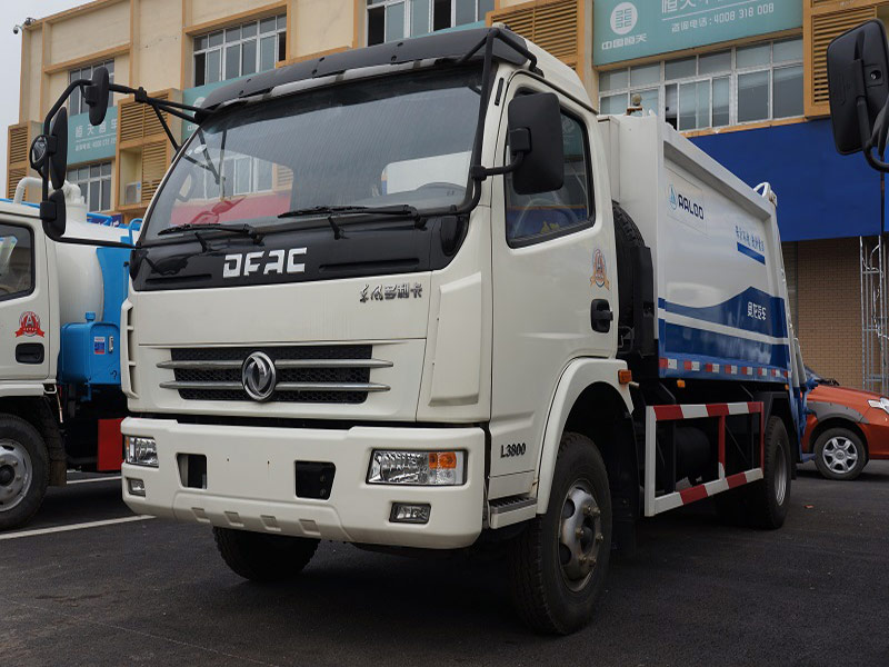 4X2 Dongfeng 5m3 Docking Garbage Trucks