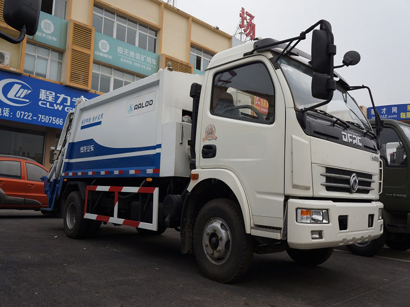 4X2 Dongfeng 5m3 Docking Garbage Trucks