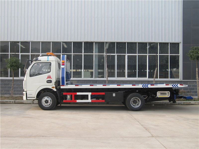 Dongfeng 4 Tons Flatbed Wrecker Trucks