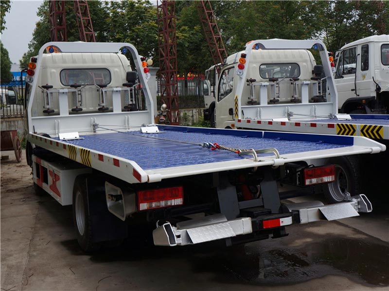 Dongfeng 4 Tons Flatbed Wrecker Trucks