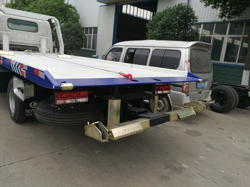 Dongfeng 4 Tons Flatbed Wrecker Trucks