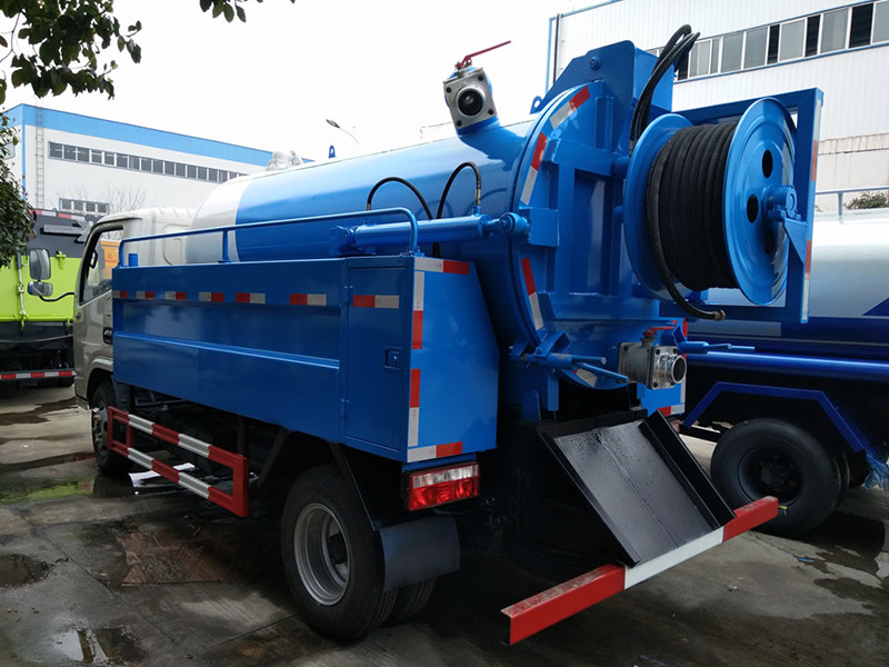 4X2 Dongfeng 5CBM Sewer Cleaning Trucks