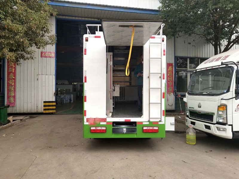 Dongfeng 4X2 95hp Diesel Mobile Food Truck